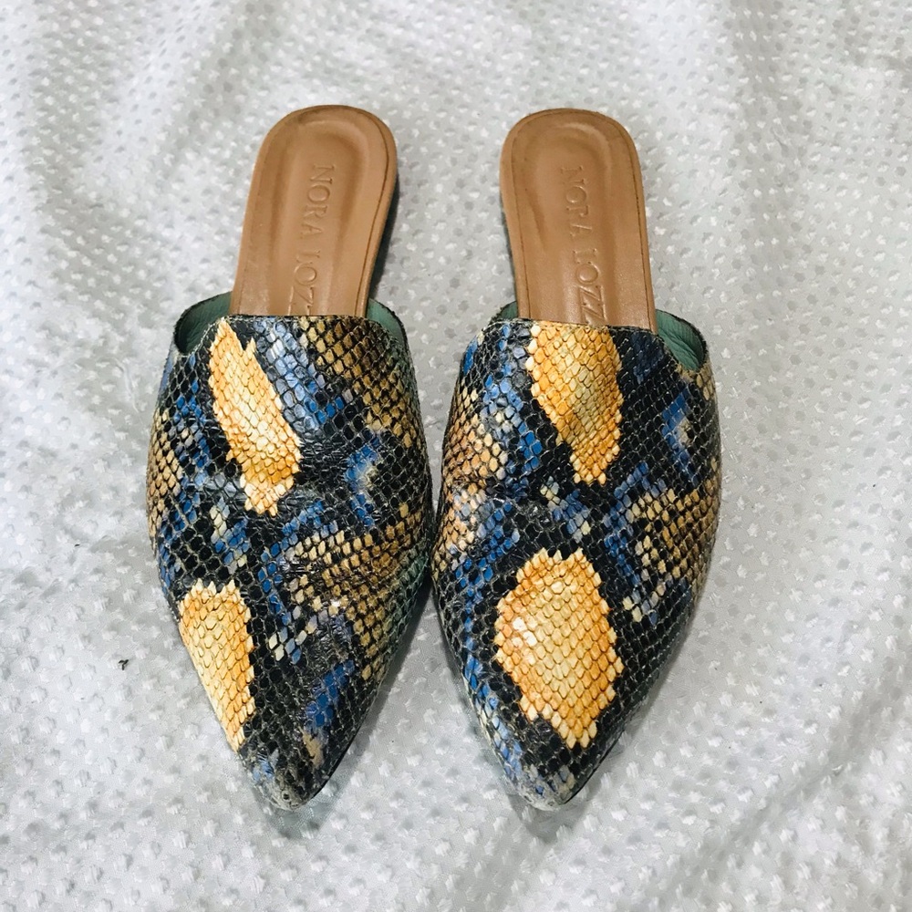 Mora Lopez Womens Pointed Snake-Print Slip-On Flats in Yellow & Blue